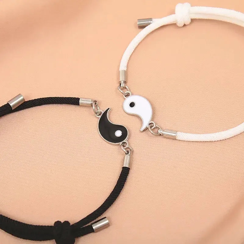Deux bracelets Yin Yang formant un cercle parfait