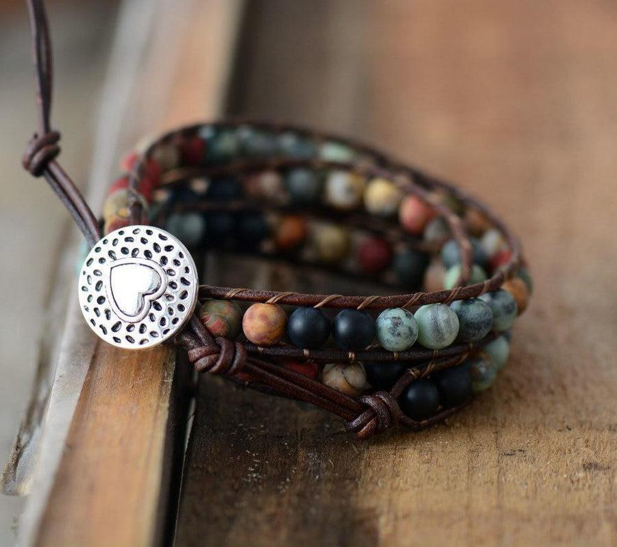 Bracelet en pierres et cuir avec bouton gravé