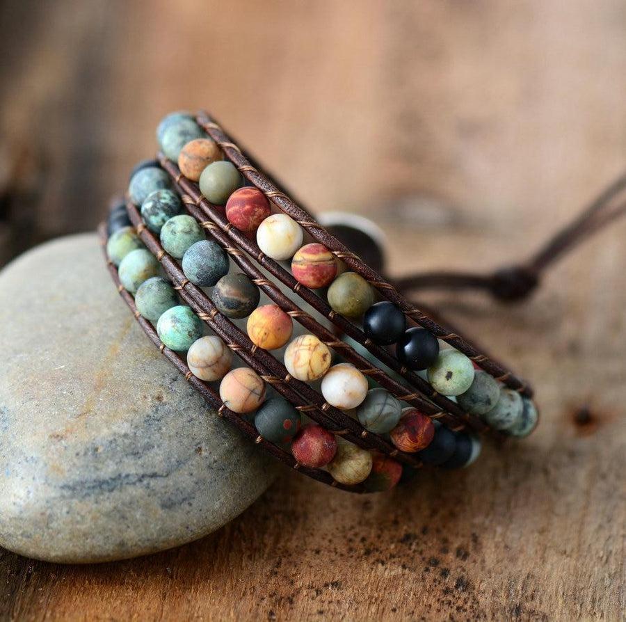 Gros plan sur les pierres jaspe du bracelet