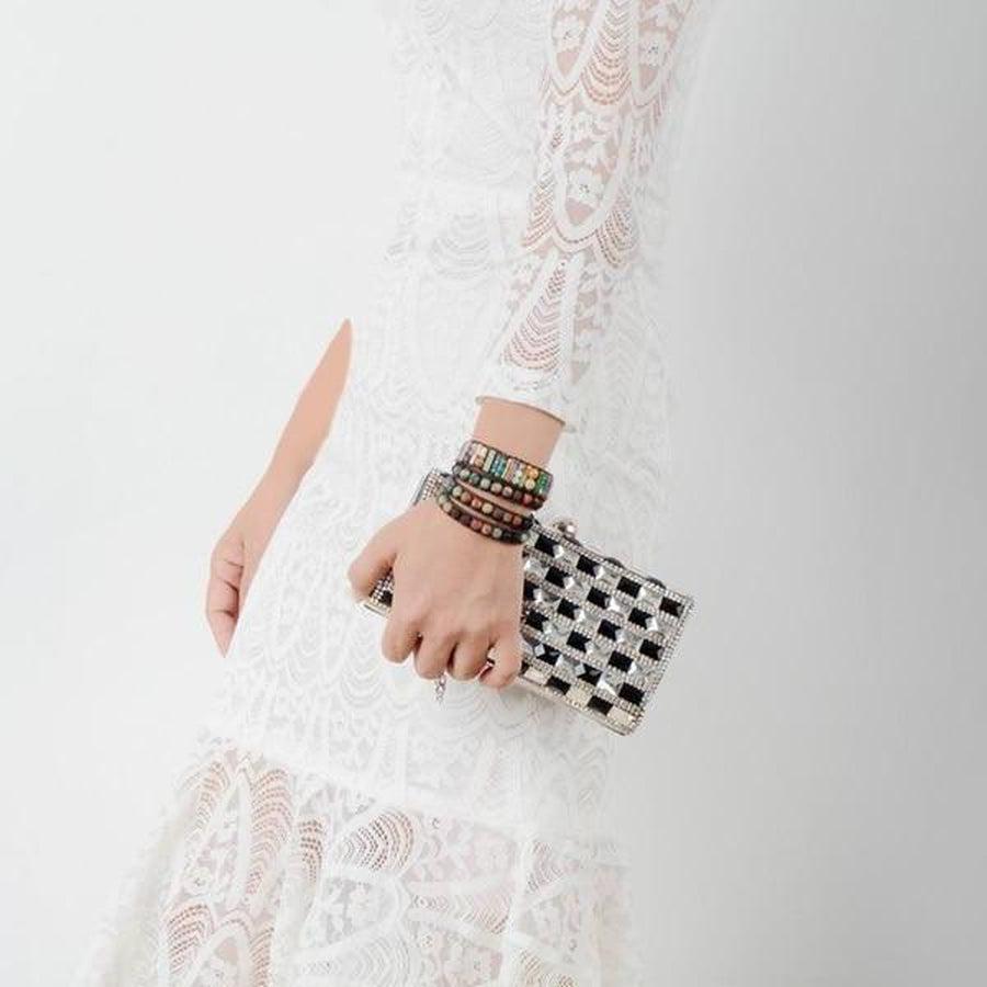 Vue latérale du bracelet ajustable en cuir