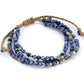 Bracelet en perles de sodalite sur fond blanc