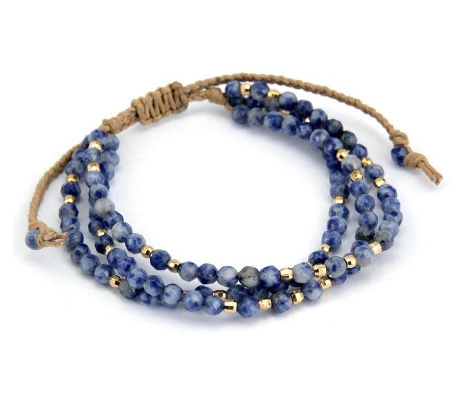 Bracelet en perles de sodalite sur fond blanc