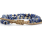 Gros plan sur les perles bleues du bracelet