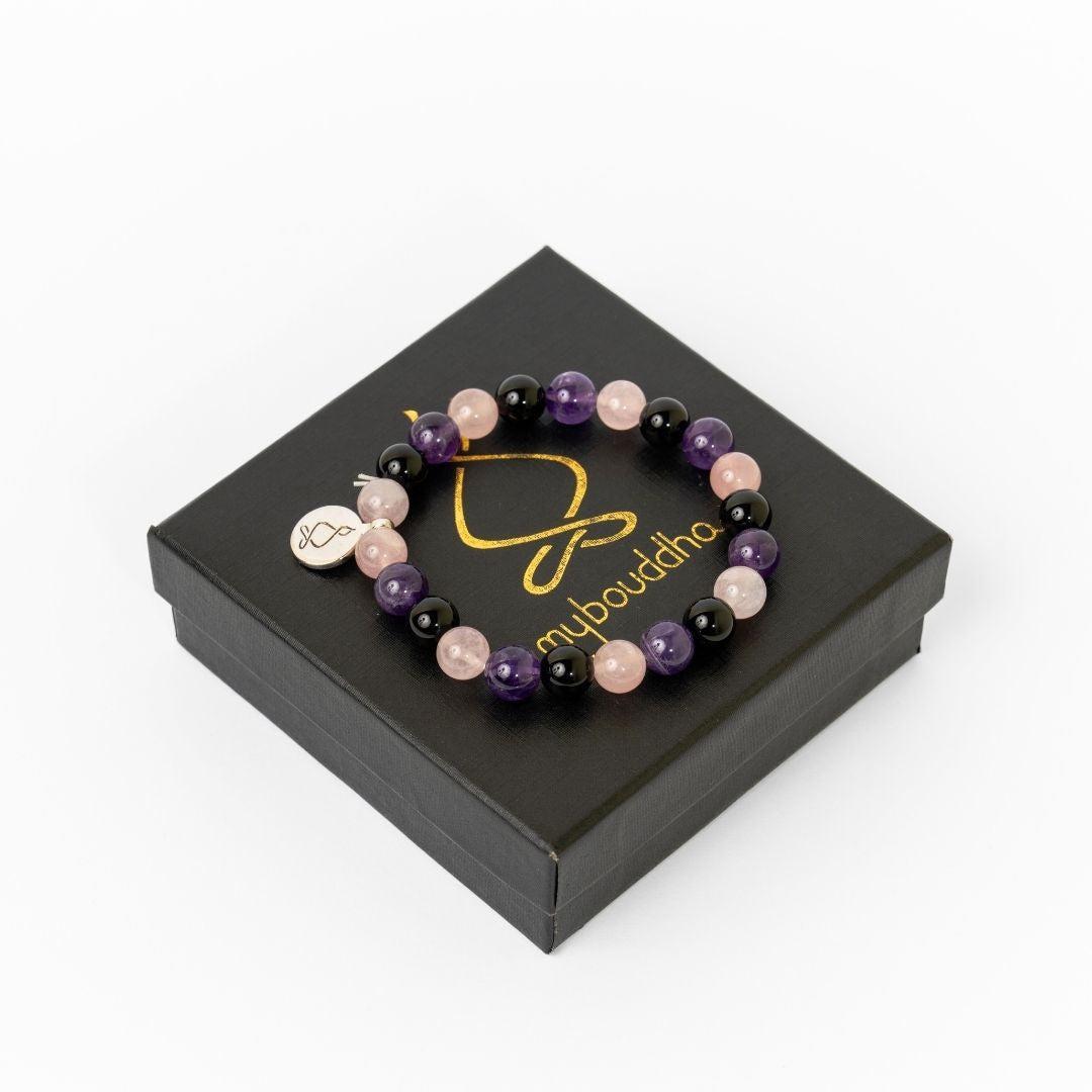 Vue rapprochée des perles de quartz rose et onyx noir