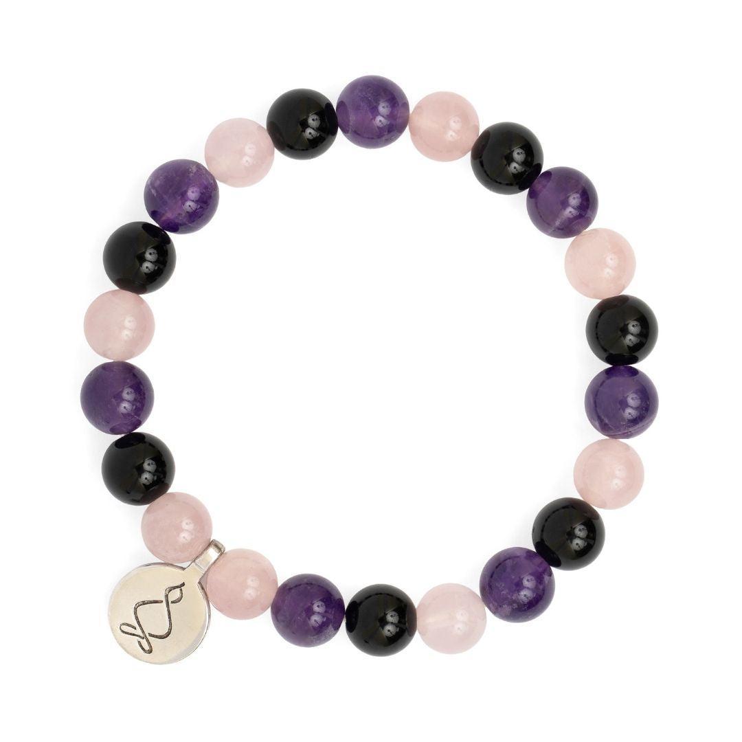 Focus sur l'améthyste et l'onyx noir du bracelet