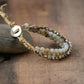 Gros plan sur les perles d'amazonite naturelles du bracelet