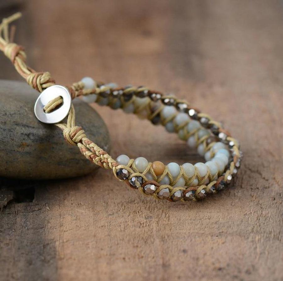 Gros plan sur les perles d'amazonite naturelles du bracelet