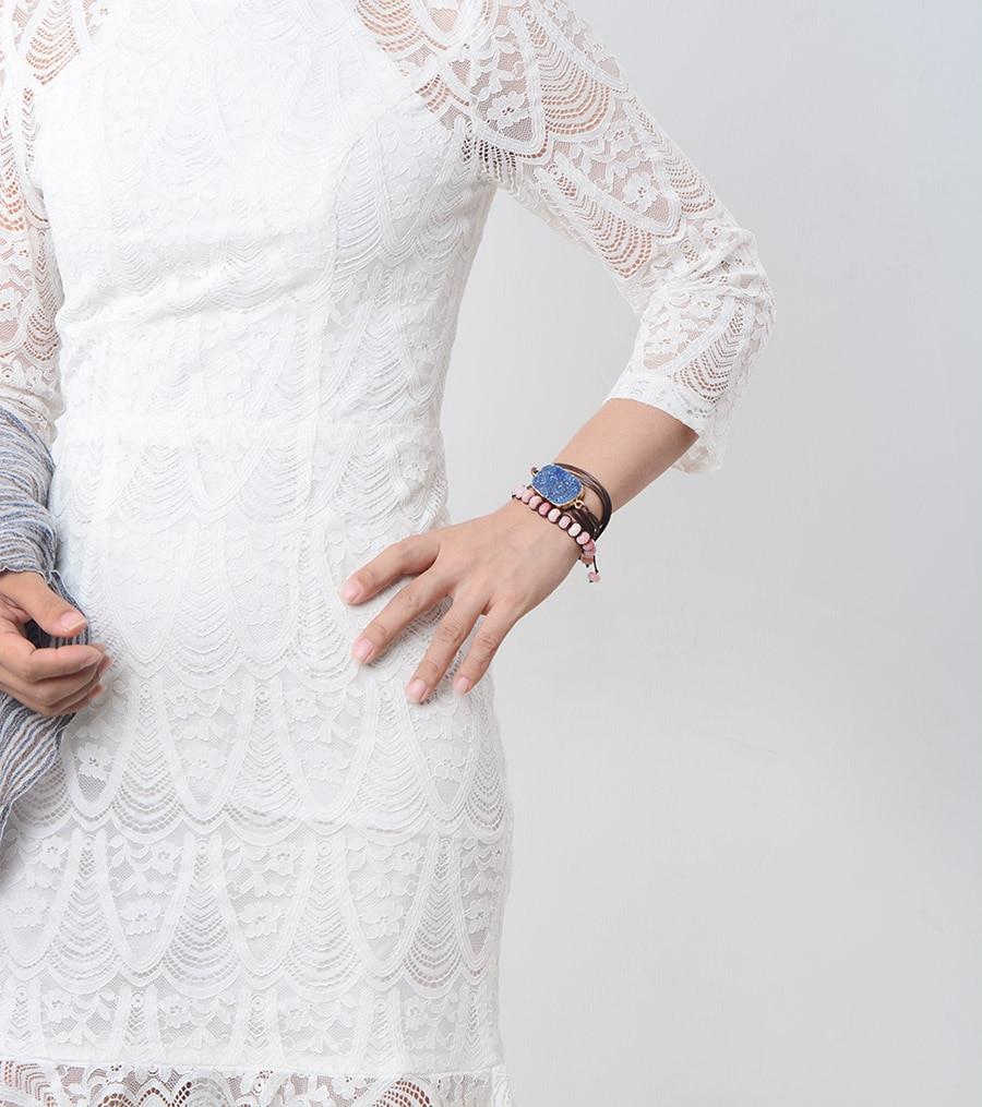 Vue latérale du bracelet, nœud coulant et perles en détail