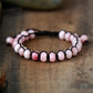 Bracelet artisanal en opale rose, posé sur une surface claire