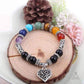 Bracelet avec pierres des 7 chakras sur fond blanc