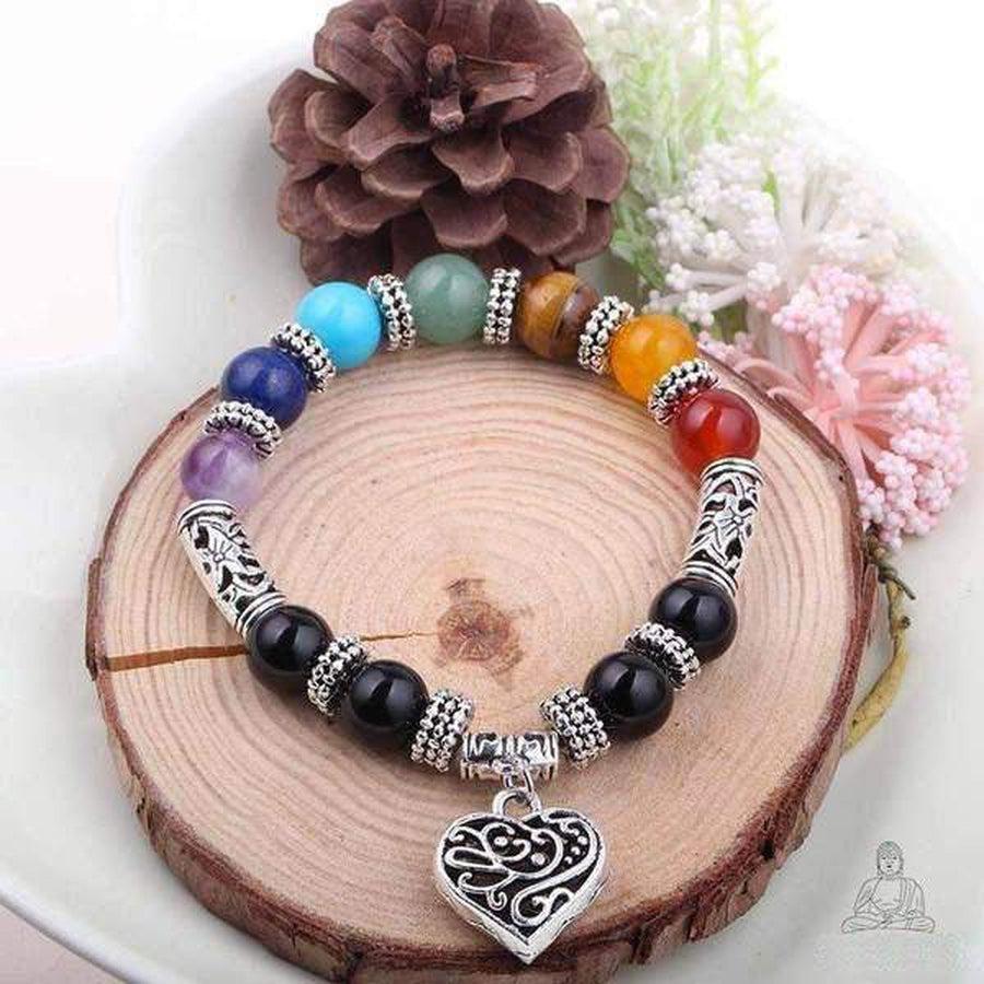 Bracelet avec pierres des 7 chakras sur fond blanc