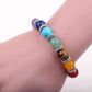 Gros plan sur les perles colorées du bracelet chakras