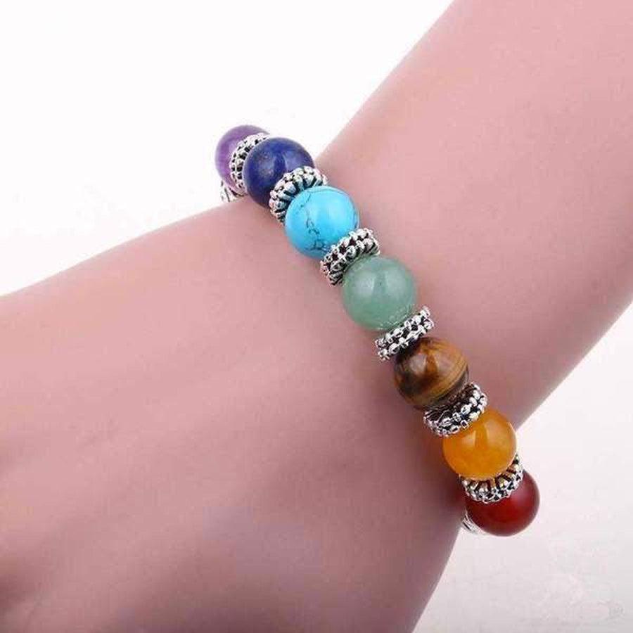 Gros plan sur les perles colorées du bracelet chakras