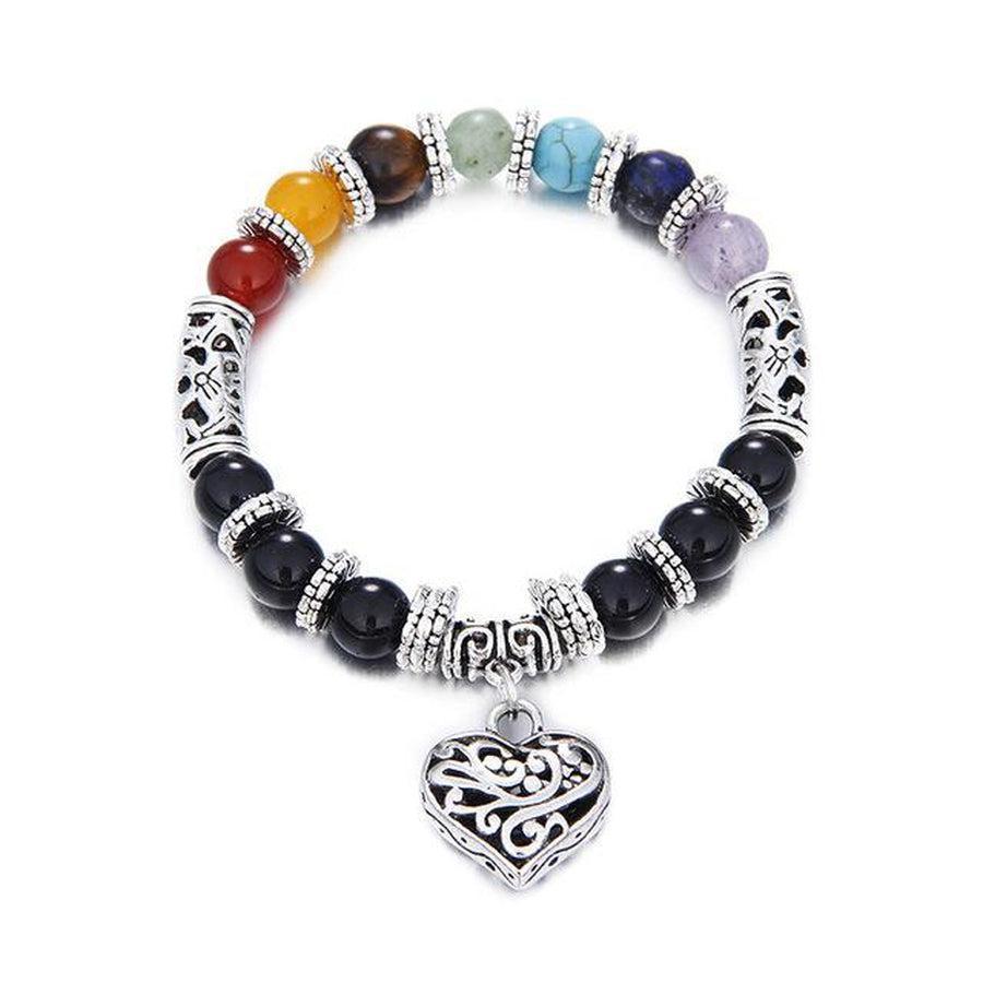 Détail des perles en agate noire sur le bracelet chakras