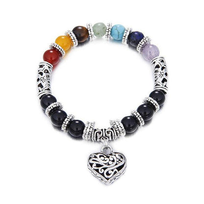 Détail des perles en agate noire sur le bracelet chakras