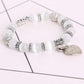 Gros plan sur les perles du bracelet en Œil de chat