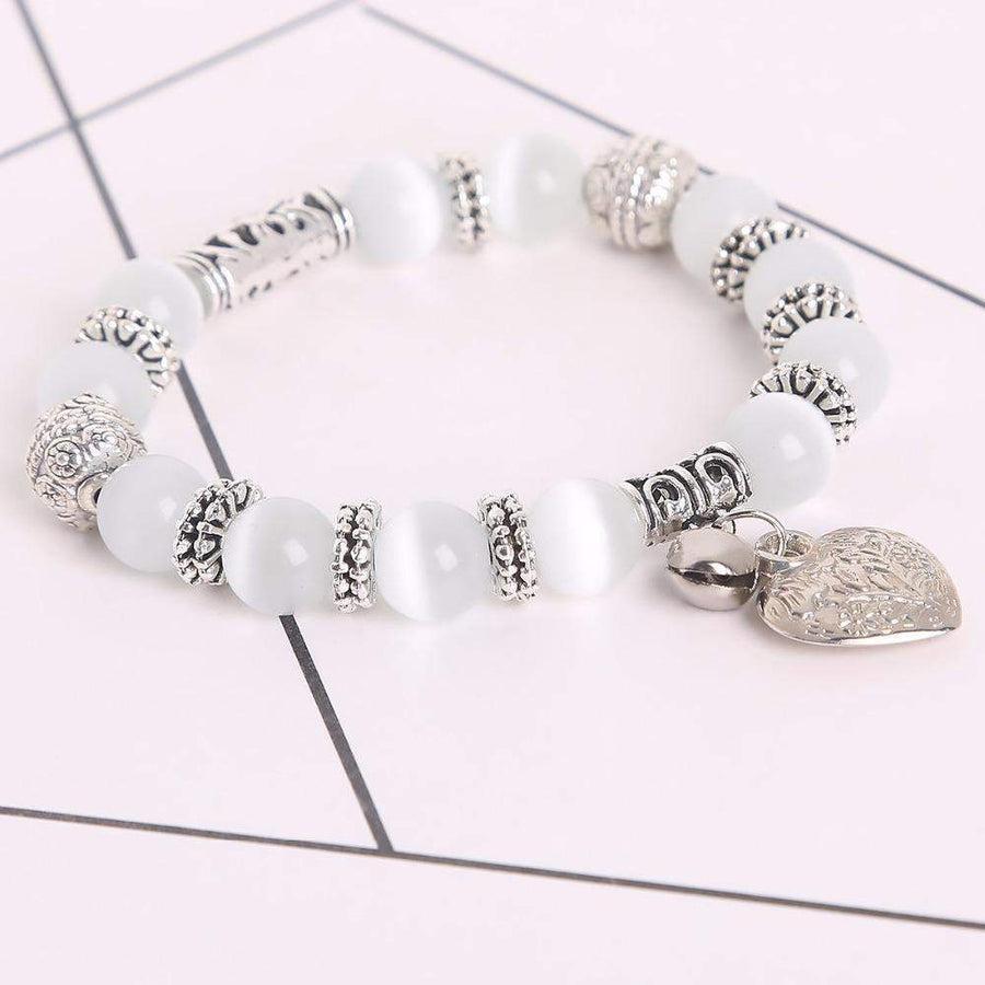Gros plan sur les perles du bracelet en Œil de chat