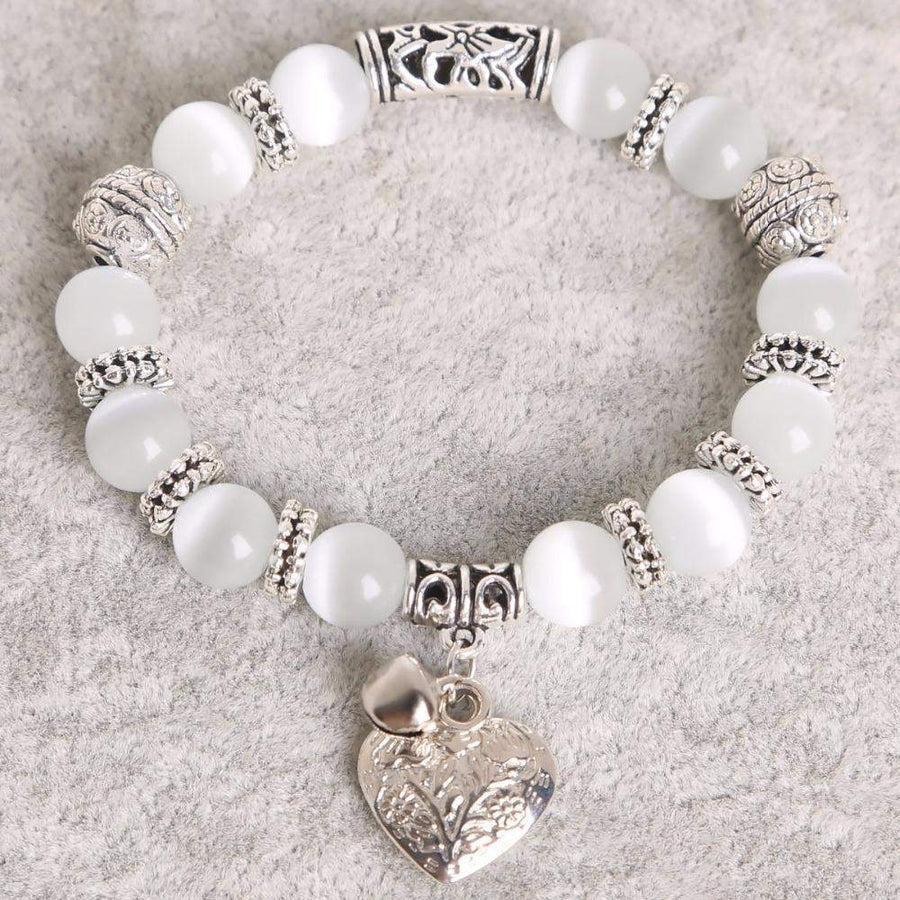 Bracelet d'intuition en Œil de chat posé sur une surface