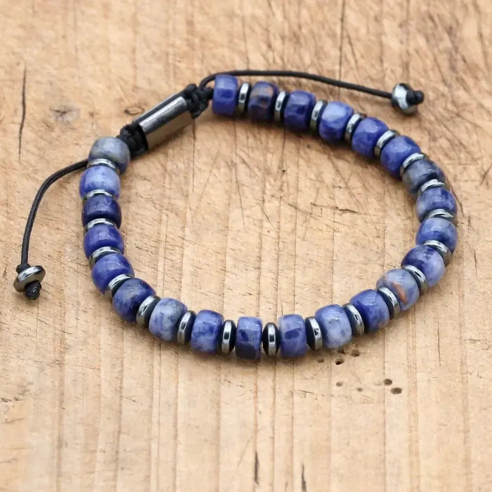 Bracelet en howlite bleue et hématite sur fond blanc