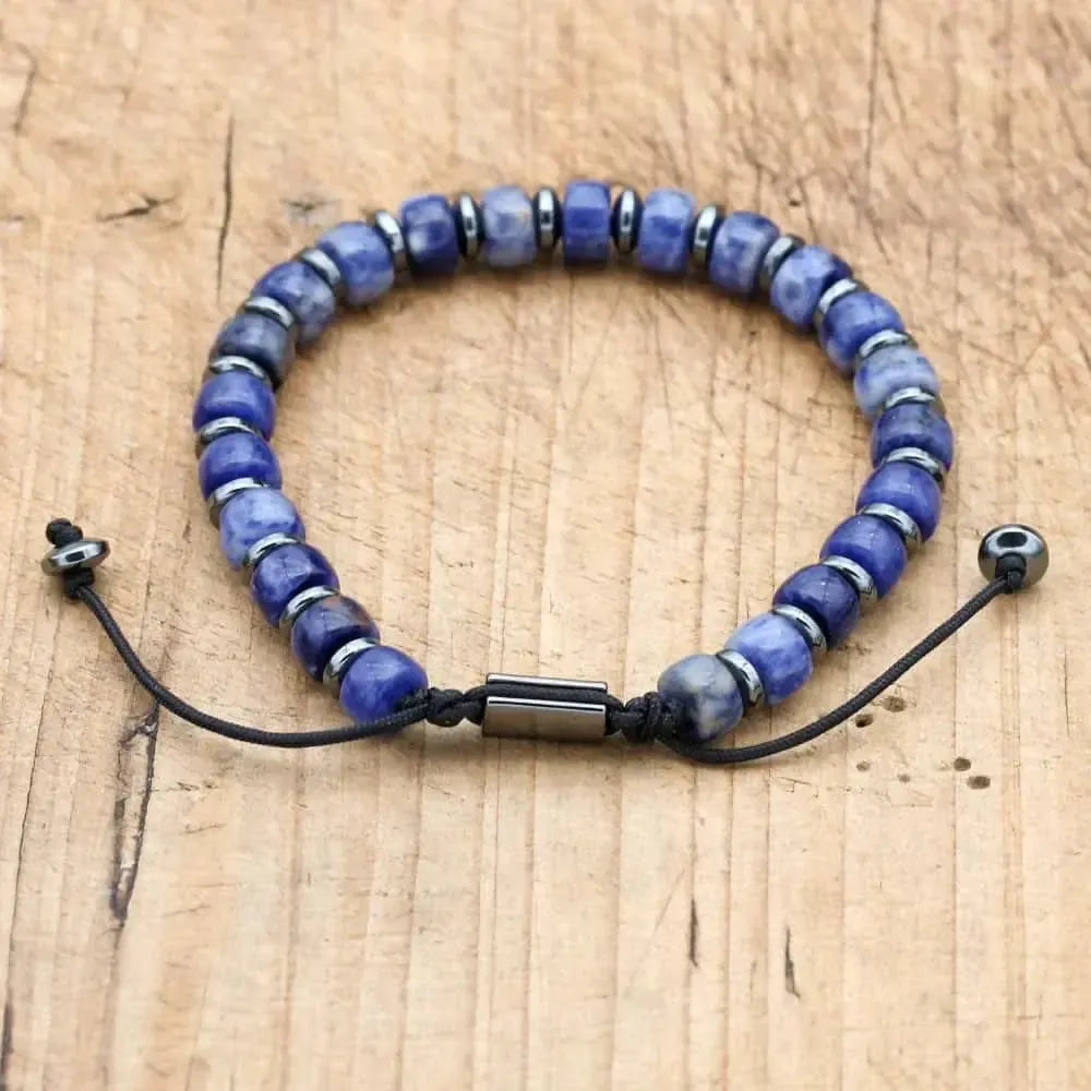 Gros plan sur les perles de howlite bleue et hématite