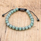 Bracelet en aventurine verte et hématite sur fond blanc