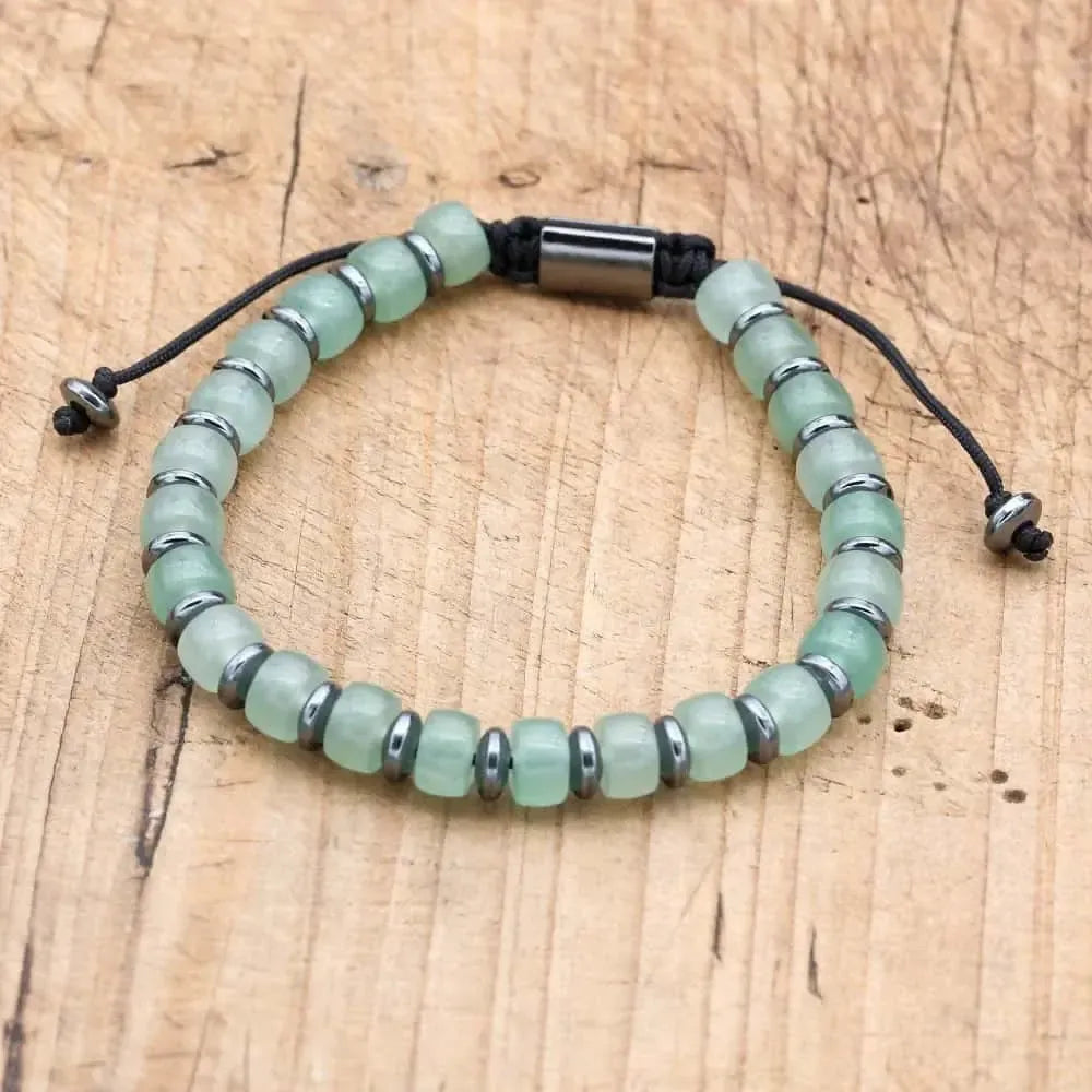 Bracelet en aventurine verte et hématite sur fond blanc