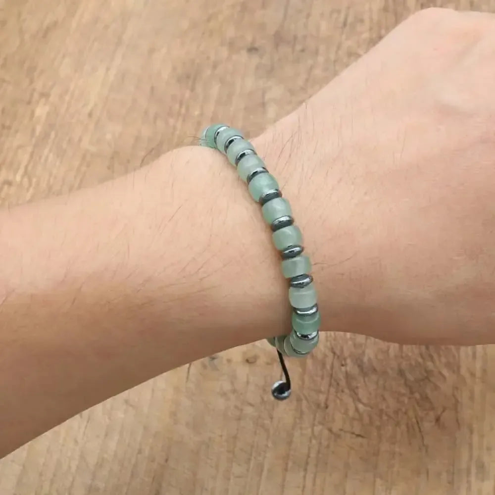 Gros plan sur les perles d'aventurine verte et hématite