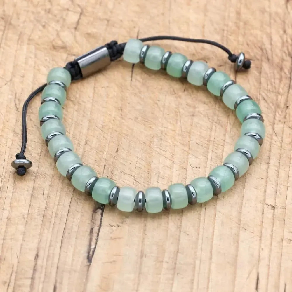 Vue latérale du bracelet montrant les détails des pierres