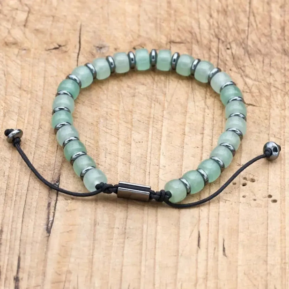 Bracelet ajustable en pierres naturelles sur une surface claire