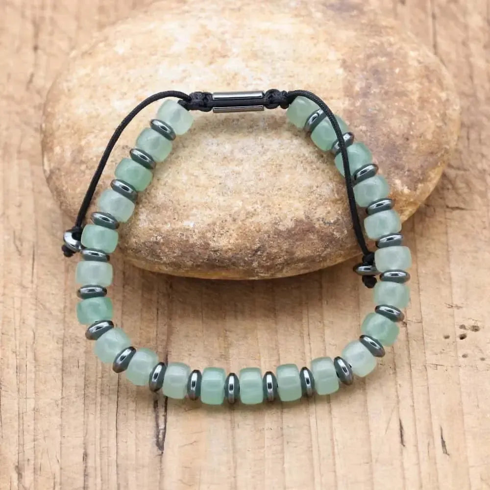Détail des perles d'aventurine verte et hématite entrelacées