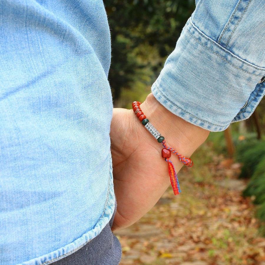 Vue détaillée du nœud porte-bonheur du bracelet en jaspe