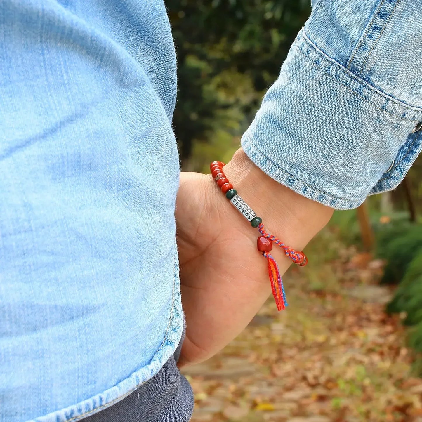 Bracelet en jaspe rouge avec perles bouddhistes gravées