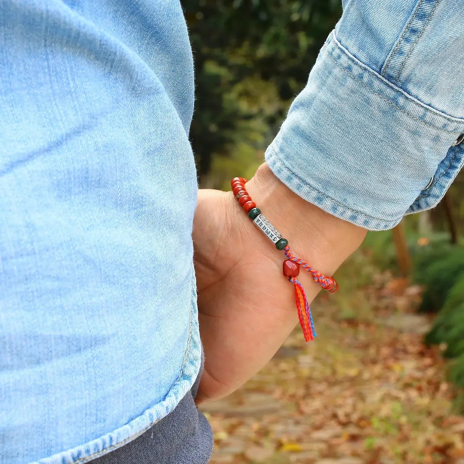 Bracelet en jaspe rouge avec perles bouddhistes gravées
