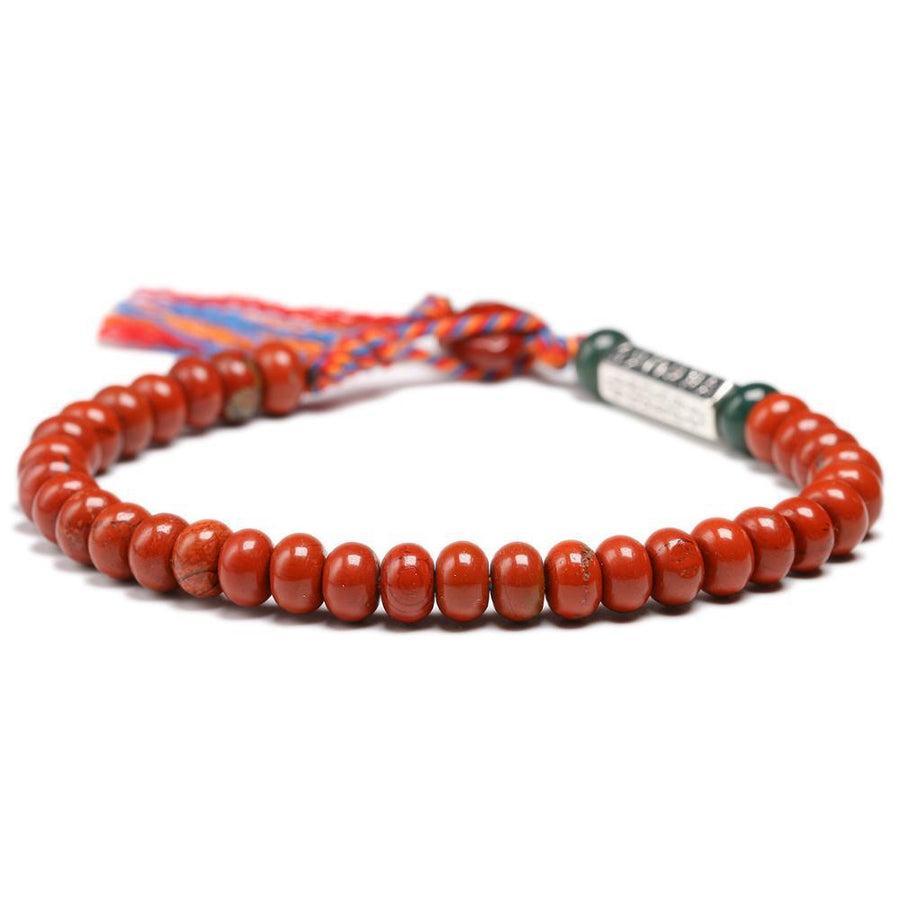 Ensemble de perles en jaspe rouge sur fond neutre