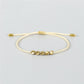Gros plan sur le nœud coulissant du bracelet tibétain