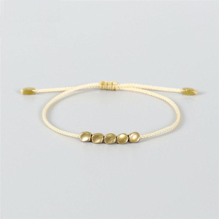 Gros plan sur le nœud coulissant du bracelet tibétain