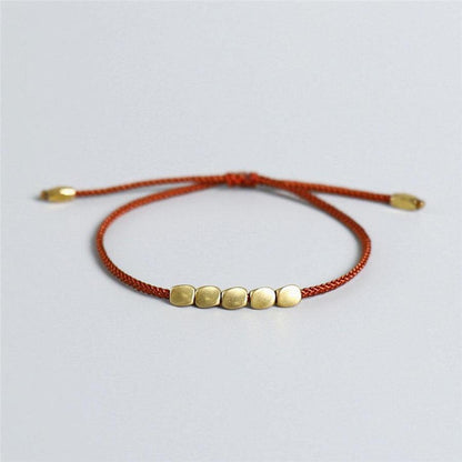 Vue latérale du bracelet tibétain montrant les perles en cuivre