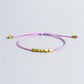 Bracelet tibétain ajustable avec perles, présenté sur un poignet