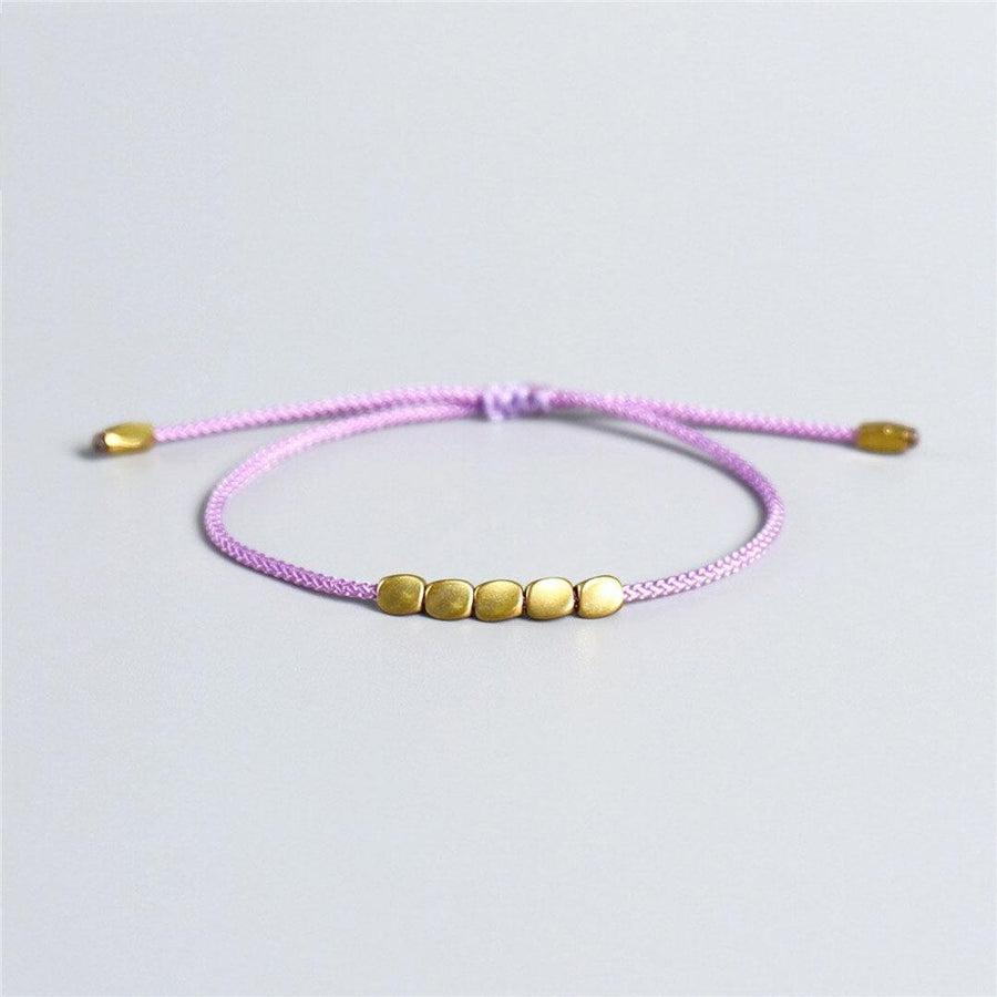 Bracelet tibétain ajustable avec perles, présenté sur un poignet