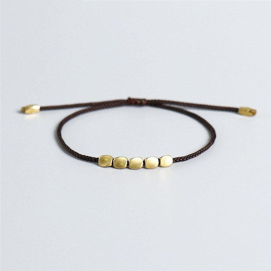 Détail des perles rectangulaires en cuivre du bracelet tibétain