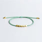 Perles de cuivre et lacet tressé du bracelet tibétain en gros plan