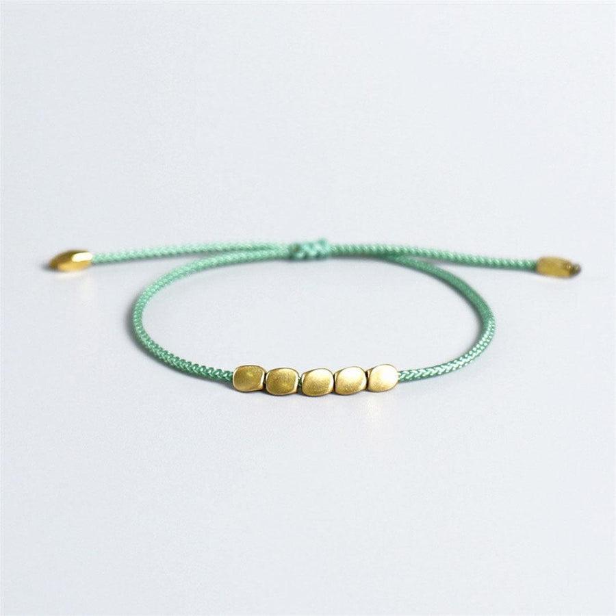 Perles de cuivre et lacet tressé du bracelet tibétain en gros plan