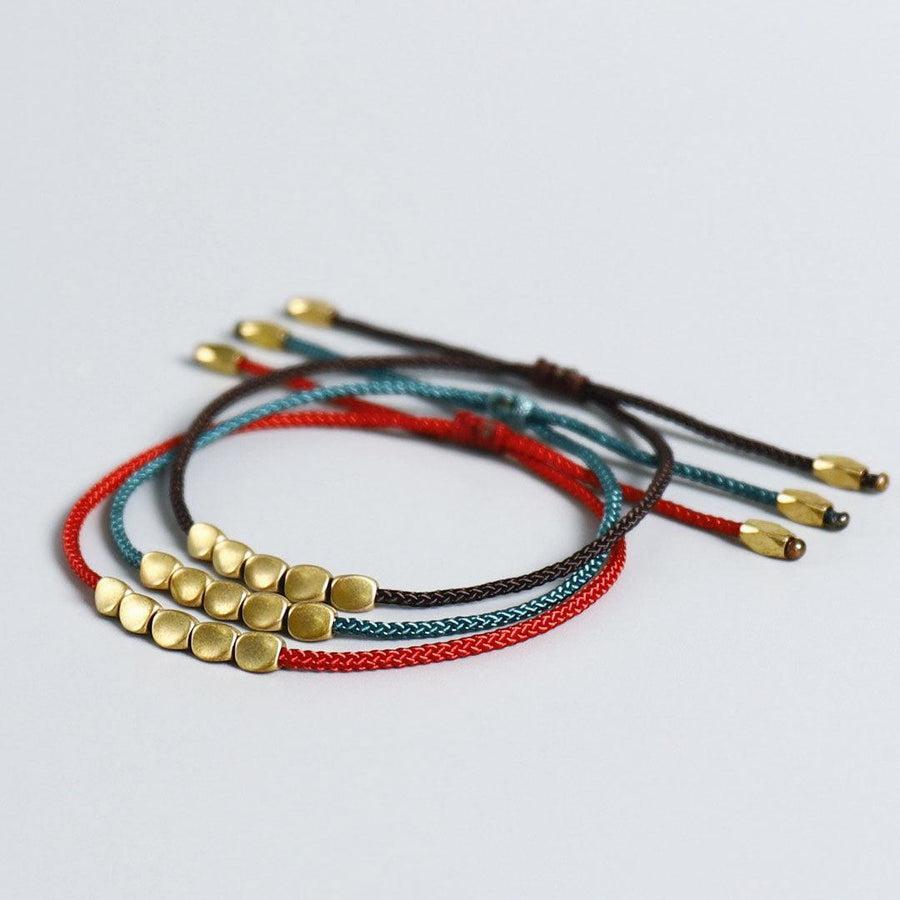 Bracelet tibétain en cuivre avec perles colorées sur fond blanc