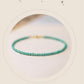 Bracelet en turquoises véritables sur fond blanc