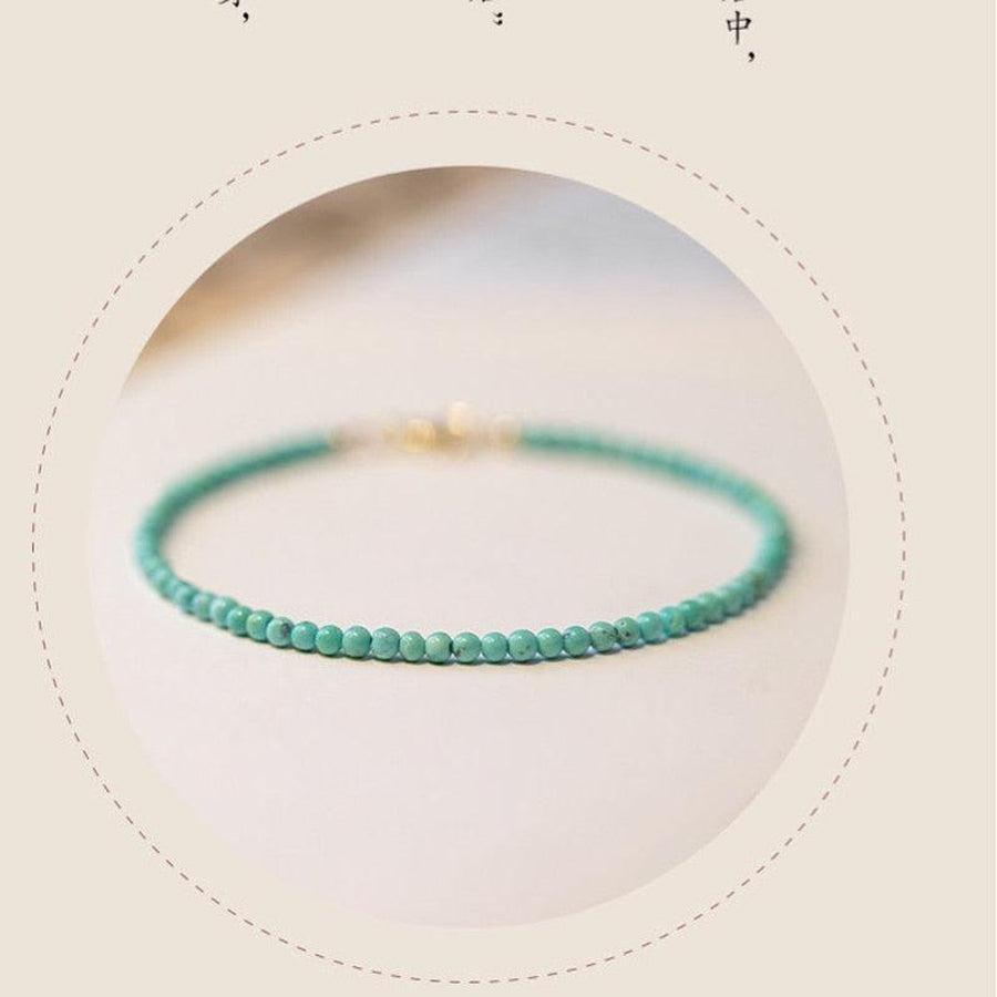 Bracelet en turquoises véritables sur fond blanc