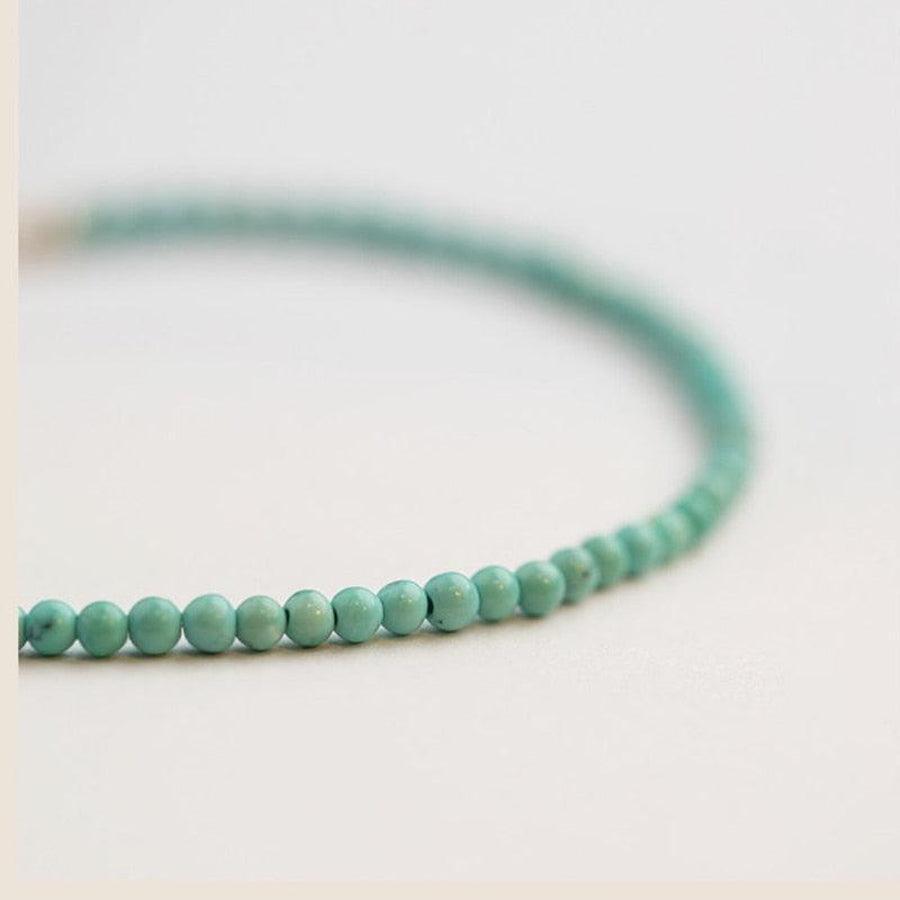 Détail des perles fines de 3 mm en turquoise