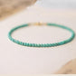 Vue rapprochée du bracelet délicat en turquoises