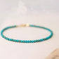 Bracelet élégant en turquoises sur poignet féminin
