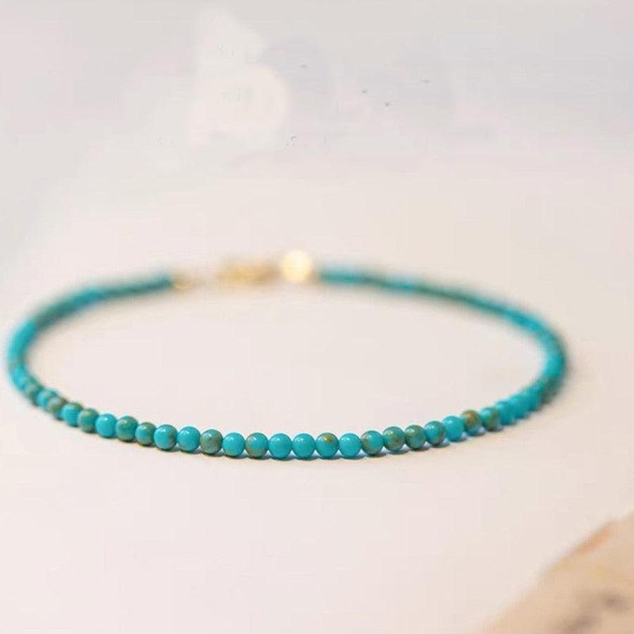 Bracelet élégant en turquoises sur poignet féminin