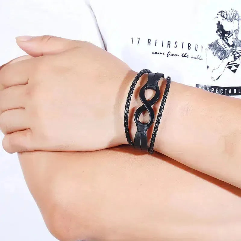 Vue rapprochée du bracelet vintage en cuir tressé